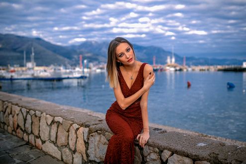 Обои на рабочий стол Модель Jessica Napolitano позирует сидя на парапете у берега, фотограф Alessandro Di Cicco