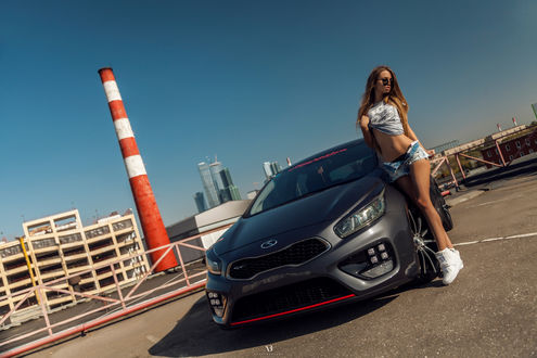 Обои на рабочий стол Модель Люба позирует у авто, на фоне завода, фотограф Александр Базилев