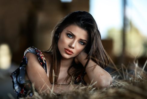 Обои на рабочий стол Модель Jessica Napolitano позирует у сена
