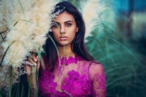 Обои на рабочий стол Модель Alessia Uva в красивом платье позирует у травы, фотограф Marco Squassina