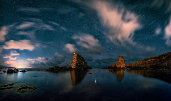 Обои на рабочий стол Две морские скалы, Синеморец, Болгария. Фотограф Руслан Асанов