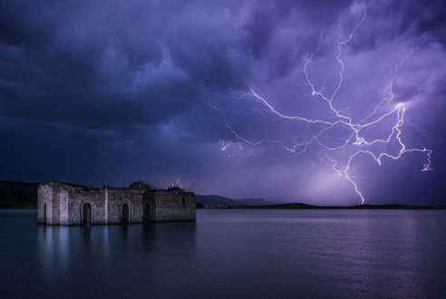 Обои на рабочий стол Затопленная церковь на озере Жребчево, Болгария. Фотограф Руслан Асанов