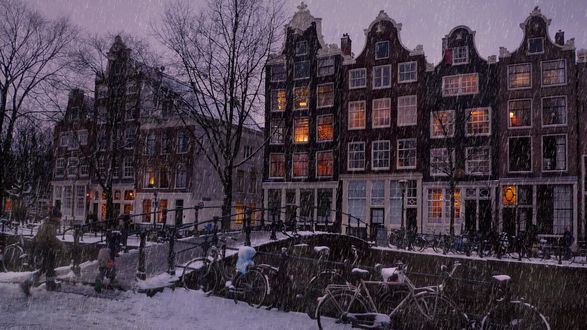 Обои на рабочий стол Вечер на набережной Амстердама / Amsterdam, Нидерланды / Netherlands