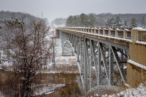 Обои на рабочий стол Зимний вид на железный мост Cooley Bridge через реку Pine river, Michigan / Мичиган