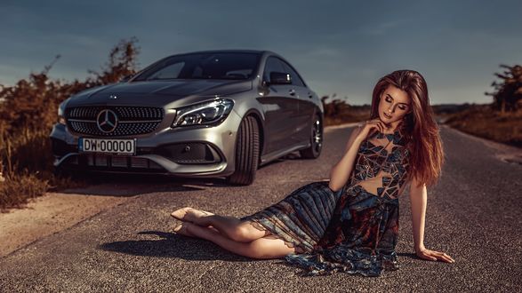 Обои на рабочий стол Девушка позирует у авто сидя на дороге, фотограф Damian Piorko
