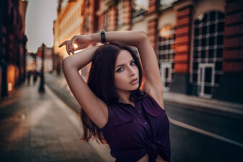 Обои на рабочий стол Модель Alina Starostina стоит на фоне города