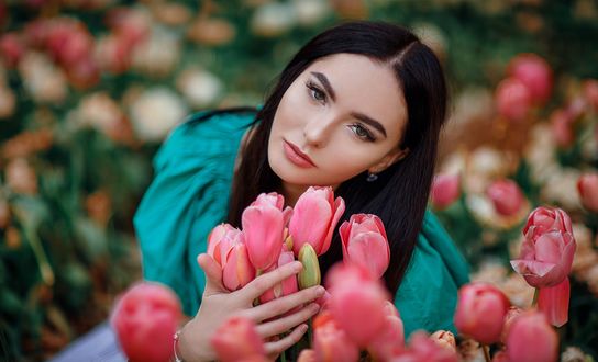 Обои на рабочий стол Модель Alina Starostina с тюльпанами, фотограф Hakan Erenler