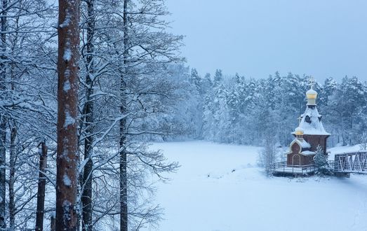 Обои на рабочий стол Снегопад на Вуоксе. Храм Андрея Первозванного. Фотограф Alfia Safuanova