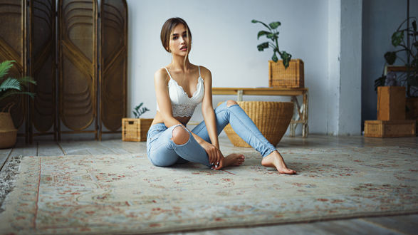 Обои на рабочий стол Модель Nastya Lis / Настя Лис сидит на полу, by Sergey Fat