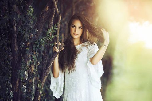 Обои на рабочий стол Модель Marina Bermudes стоит у дерева. Фотограф Thiagom Bomfim