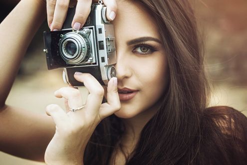 Обои на рабочий стол Модель Marina Bermudes с фотоаппаратом. Фотограф Thiagom Bomfim