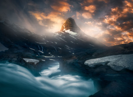 Обои на рабочий стол Горы под облаками, Ромсдален, Норвегия, by Ole Henrik Skjelstad
