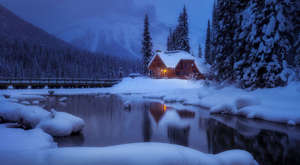 Обои на рабочий стол Зима на озере Emerald Lake Lodge, Yoho National Park, Canada / Национальный парк Йохо, Канада, by Doug Shearer