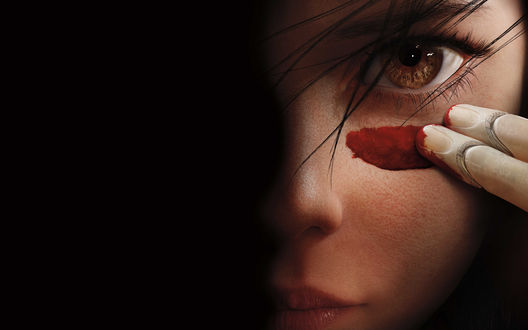 Обои на рабочий стол Девушка Alita / Алита держит руку на лице, постер к фильму Alita: Battle Angel / Алита: Боевой ангел