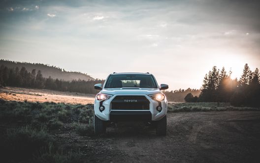 Обои на рабочий стол Автомобиль марки Toyota Tacoma на природе