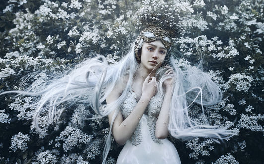 Обои на рабочий стол Девушка стоит у цветущего куста, by Bella Kotak