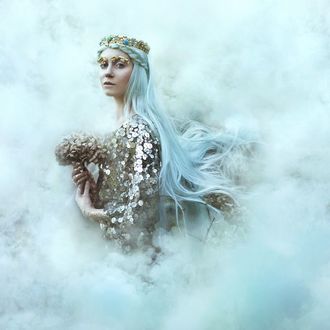 Обои на рабочий стол Девушка стоит с цветами в руках, by Bella Kotak