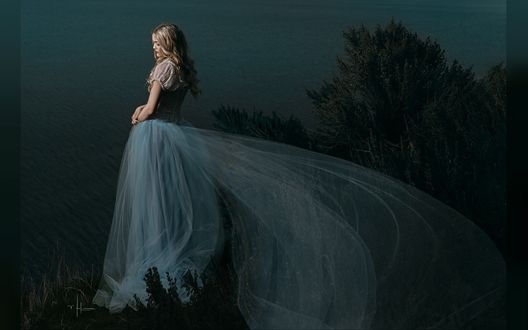 Обои на рабочий стол Девушка в длинном платье стоит на фоне озера, by Nikki Harrison