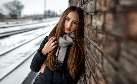 Обои на рабочий стол Модель Gretе Valentinaitе стоит у стены, фотограф Andrius Stankunas