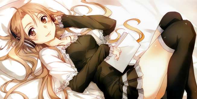 Обои на рабочий стол Yuuki Asuna / Юки Асуна слушает музыку лежа на кровати аниме Sword Art Online / Мастера Меча Онлайн
