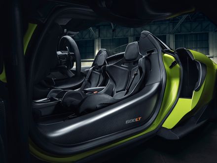 Обои на рабочий стол Зеленый McLaren 600 LT в ангаре