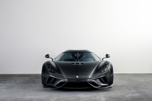 Обои на рабочий стол Koenigsegg Regera в карбоне стоит на белом фоне