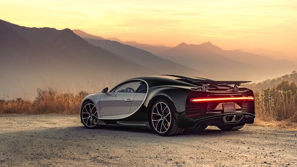 Обои на рабочий стол Черно-белый Bugatti Chiron стоит в обочине дороги на фоне заката