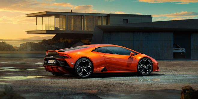 Обои на рабочий стол Новый Lamborghini Huracan EVO стоит подле виллы на фоне заката