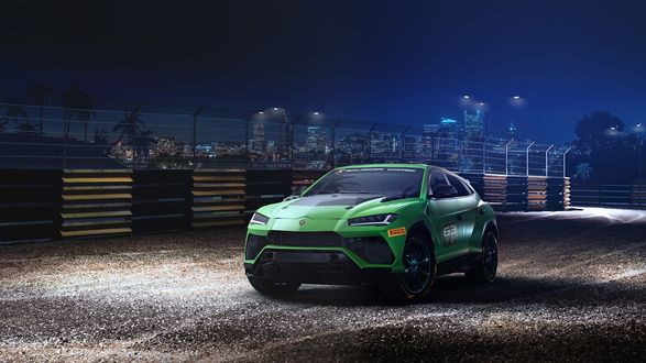 Обои на рабочий стол Концептуально новый Lamborghini Urus ST-X стоит на песчаном треке на фоне ночного города