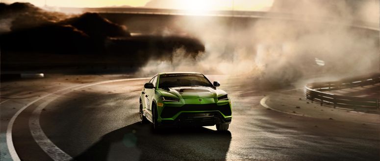 Обои на рабочий стол Концептуально новый Lamborghini Urus ST-X на скорости заходит в поворот под углом