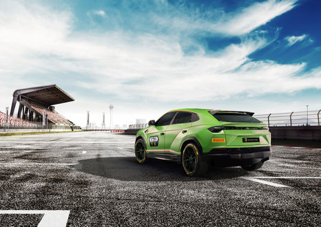 Обои на рабочий стол Концептуально новый Lamborghini Urus ST-X стоит на треке на фоне неба