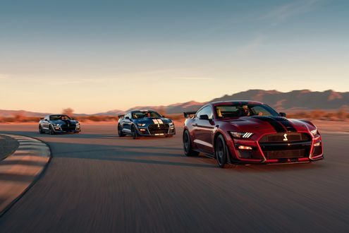 Обои на рабочий стол Обновленный Ford Mustang Shelby GT500 2019 года мчится по треку