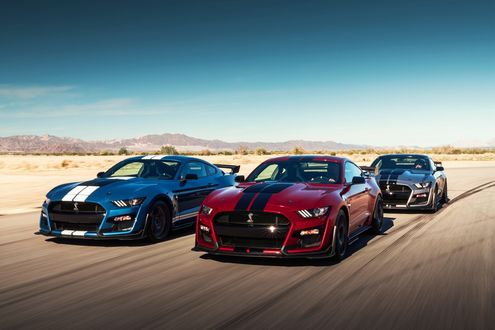 Обои на рабочий стол Обновленный Ford Mustang Shelby GT500 2019 года мчится по треку на фоне неба