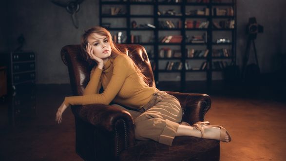 Обои на рабочий стол Модель Anastasia Scheglova / Анастасия Щеглова сидит в кресле, by Алексей Кишечкин