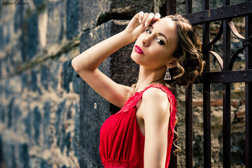 Обои на рабочий стол Модель Maria Borzi стоит у ограды. Фотограф Antonio Girlando