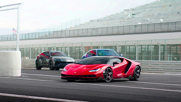 Обои на рабочий стол Одна из двадцати экземпляров Lamborghini Centenario coupe в цвете сольферино заезжает на пит-лейн