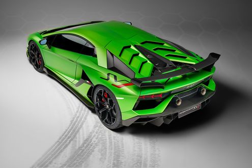 Обои на рабочий стол Lamborghini Aventador SV J в цвете шартрез стоит на фоне хромакея