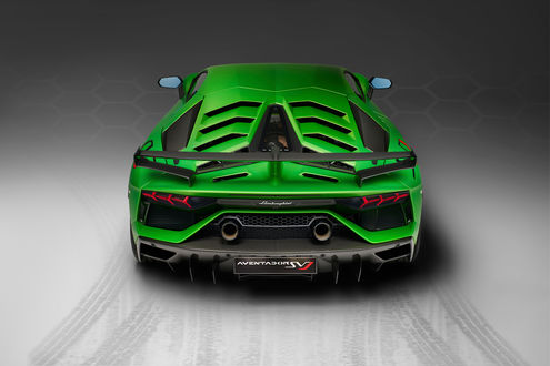 Обои на рабочий стол Lamborghini Aventador SV J в цвете шартрез стоит на фоне хромакея
