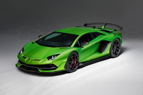 Обои на рабочий стол Lamborghini Aventador SV J в цвете шартрез стоит на фоне хромакея