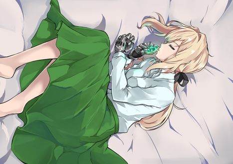 Обои на рабочий стол Violet Evergarden / Вайолет Эвергарден лежит на постели с брошью в руке из аниме Violet Evergarden