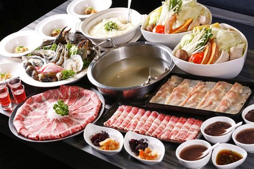 Обои на рабочий стол Японская кухня: изобилие блюд с ассорти из мяса, морепродуктов, специй и овощей