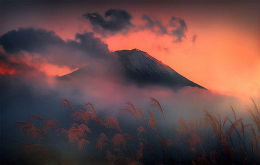 Обои на рабочий стол Вид на вулкан Фудзи / Fuji в вечернем тумане, Япония / Japan
