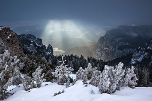 Обои на рабочий стол Magic Sunrise in Ceahlau Mountain, Romania / Магический рассвет в горах Чахлэу Румыния, фотограф Lazar Ioan Ovidiu