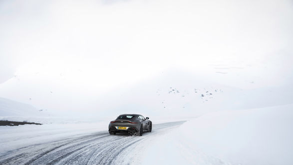 Обои на рабочий стол Bi турбированный зверь от Aston Martin Vantage, 2017 года