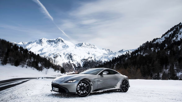 Обои на рабочий стол Bi турбированный зверь от Aston Martin Vantage, 2017 года