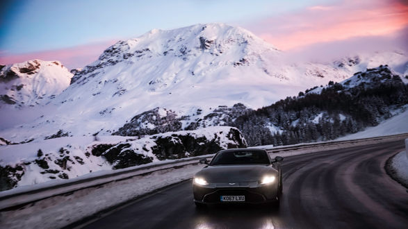 Обои на рабочий стол Bi турбированный зверь от Aston Martin Vantage, 2017 года