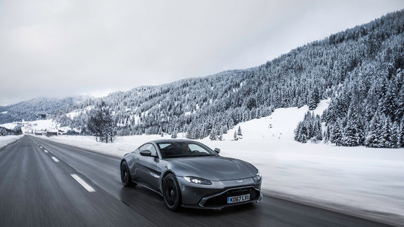 Обои на рабочий стол Bi турбированный зверь от Aston Martin Vantage, 2017 года