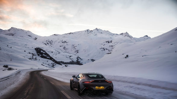Обои на рабочий стол Bi турбированный зверь от Aston Martin Vantage, 2017 года