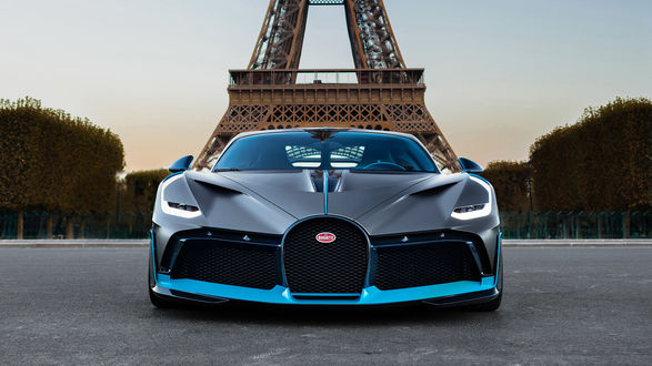 Обои на рабочий стол Новый эксклюзивный гиперкар Bugatti Divo стоит на фоне Эйфелевой башни