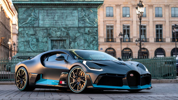 Обои на рабочий стол Новый эксклюзивный гиперкар Bugatti Divo стоит на улице